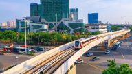 Penumpang LRT Jabodebek memadati stasiun pada libur panjang Maulid Nabi