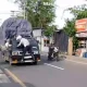 Petugas Dishub Depok saat insiden dramatis viral di media sosial. Dok. Instgram @depok