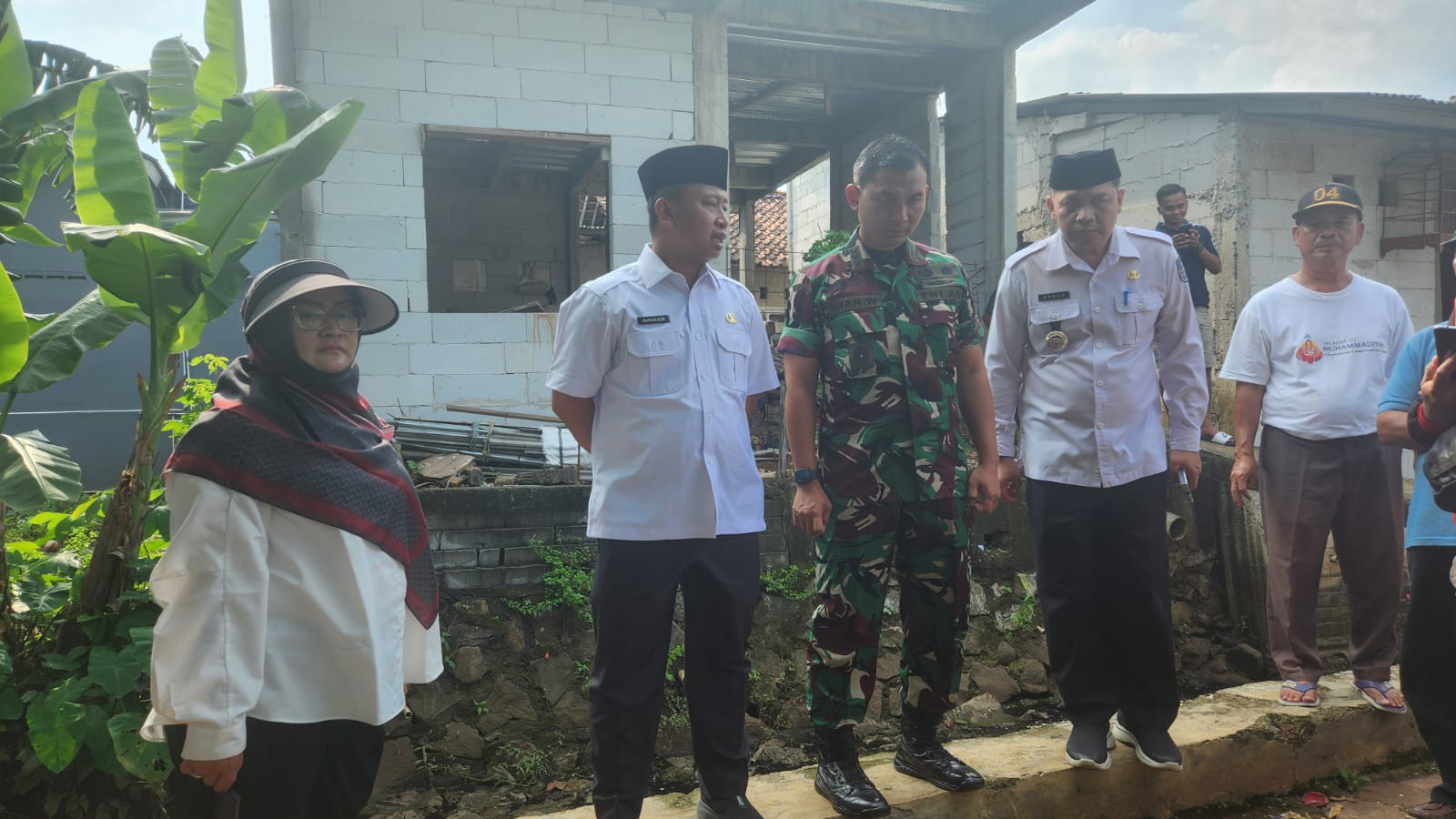 Wali Kota Depok Supian Suri saat tinjau titik banjir.