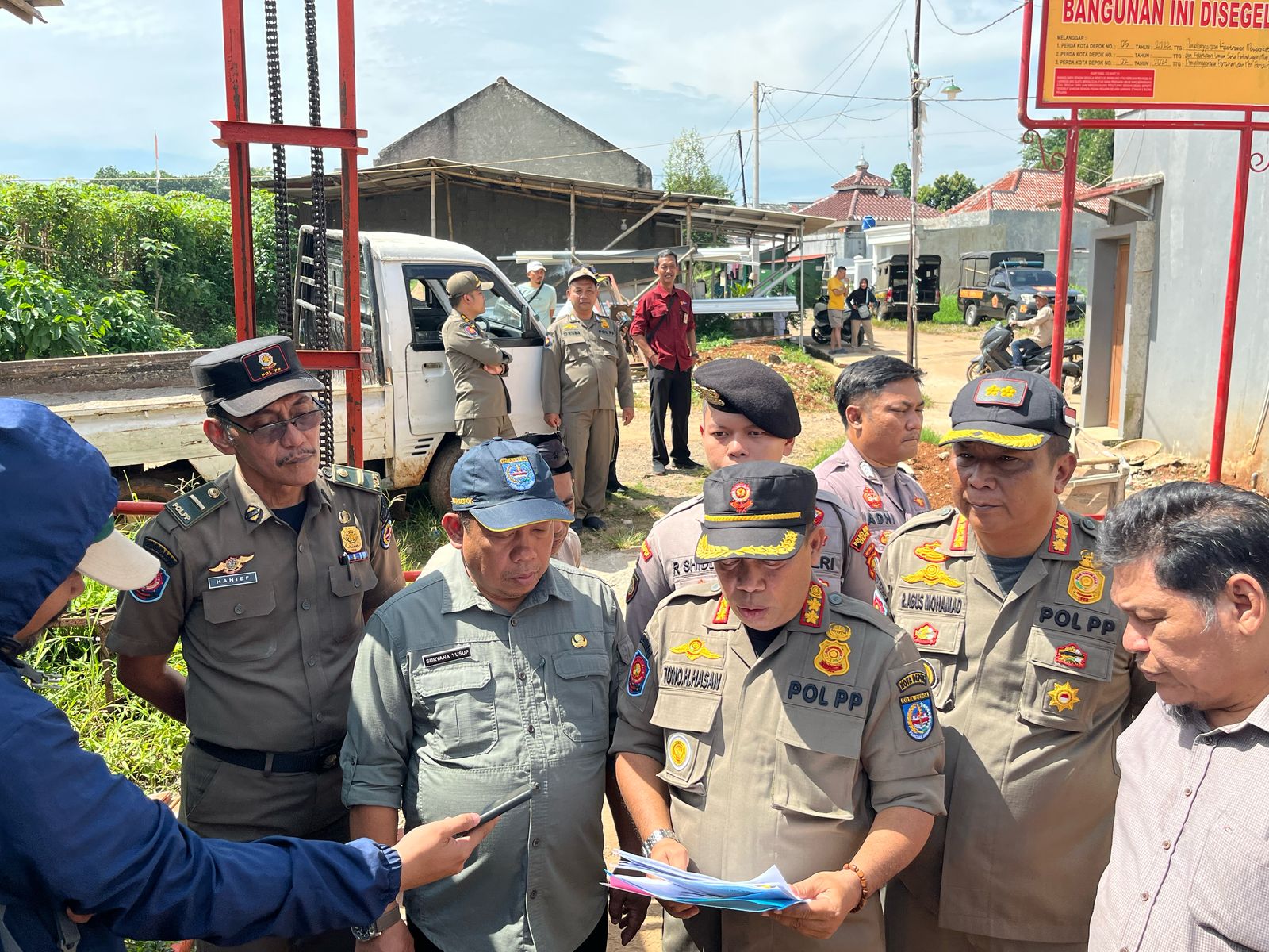 Perumahan di Sawangan disegel Satpol PP Kota Depok.