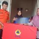 BPBD Kab Cirebon saat menyerahkan bantuan kepada korban Tebing Longsor Gumulungtonggoh, Selasa (27/05/25) (foto: adainfo.id)