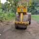 Alat berat bantu warga perbaiki jalan poros rusak di Desa Sampih