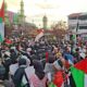 Ribuan peserta berjalan di CFD Margonda Raya sambil membentangkan bendera Palestina dan Indonesia dalam aksi Global March to Gaza