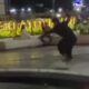 seorang anak bermain skateboard