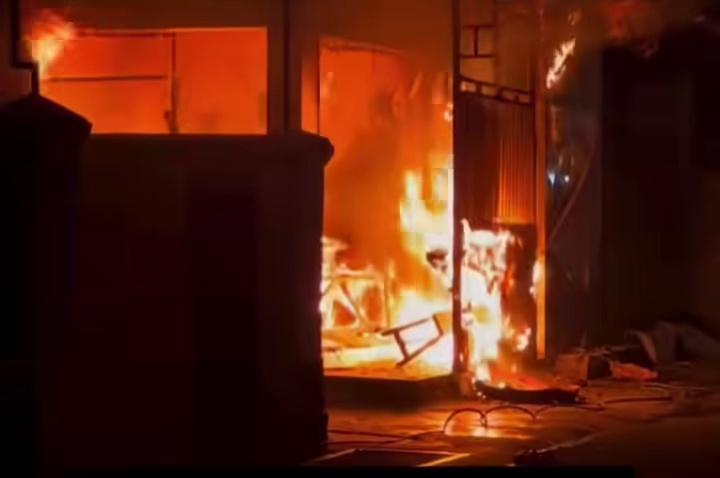 kebakaran warkop di Depok akibat kebocoran gas dan rokok
