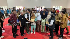 Wamensos, Agus Jaro, saat menyerahkan bantuan langsung secara simbolik kepada korban bencana longsor Gunung Kuda, Selasa (03/06/25) (Foto: adainfo.id)