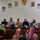 Ketua DPD PDIP Jabar Ono Surono bersama anggota DPRD saat menyerahkan bantuan kepada korban longsor Gunung Kuda