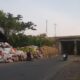 tumpukan sampah di pinggir jalan poros Desa Setupatok