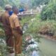 petugas lapangan BBWS Cimancis saat melakukan survei Sungai Singaraja