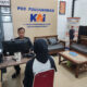 petugas KAI Daop 3 Cirebon saat memberikan pelayanan