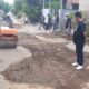Warga Desa Pasawahan Kecamatan Susukanlebak tambal jalan rusak berlubang secara swadaya