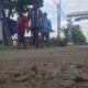Warga Kalipasung gotong royong menambal jalan poros kabupaten yang rusak parah