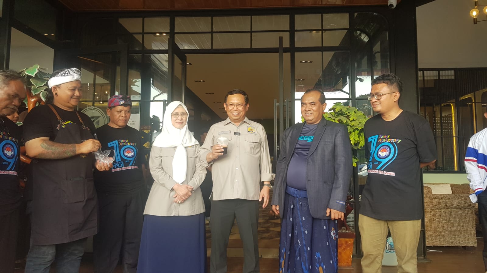Cafe Dusun Mahkota Cirebon dengan konsep tropical garden dan kuliner khas lokal