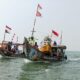 Warga Desa Kalipasung merayakan tradisi Nadran di pesisir timur Cirebon