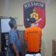 Pelaku pencurian rumah, AB, saat diamankan Polsek Beji, Rabu (25/06/25) (foto: adainfo.id)