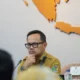 Wamendagri saat memberikan pengarahan kepada para camat dan lurah se-Kota Depok, di Ruang Edelweis Balai Kota Depok, Selasa (10/06/2025).