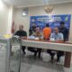 Polisi menunjukkan barang bukti kotak amal dan obeng dari pencurian di Masjid Hidayatulloh Pancoran Mas Depok