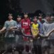 Warga Cilangkap Depok tangkap ular sanca sepanjang 2 meter yang muncul di anak Kali Jantung usai hujan