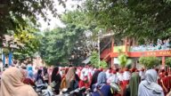 Suasana hari pertama sekolah di SDN Pondok Cina 3 Depok dengan siswa dan orang tua antusias mendampingi MPLS