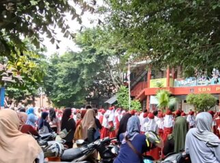 Suasana hari pertama sekolah di SDN Pondok Cina 3 Depok dengan siswa dan orang tua antusias mendampingi MPLS
