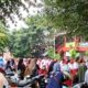 Suasana hari pertama sekolah di SDN Pondok Cina 3 Depok dengan siswa dan orang tua antusias mendampingi MPLS