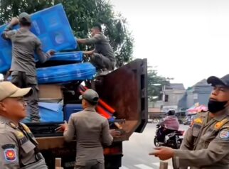 Petugas Satpol PP Kota Depok saat menertibkan bangunan liar di lahan fasos fasum