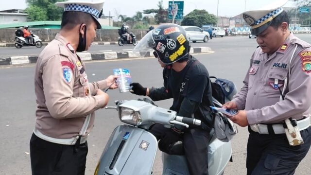 Petugas Polres Metro Depok sedang melakukan Operasi Patuh Jaya 2025