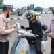 Petugas Polres Metro Depok sedang melakukan Operasi Patuh Jaya 2025