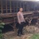 Polisi periksa kandang kambing yang tersisa jeroan usai pencurian di Sawangan, Depok