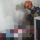 Petugas Damkar Depok mengevakuasi lansia stroke dari lantai 2 rumah di Cimpaeun, Tapos, menggunakan teknik lowering dan tandu