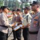 Kapolres Metro Depok memberikan penghargaan kepada dua warga yang menggagalkan pencurian di Bojongsari