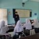 Ruang kelas kosong di SMA Muhammadiyah 1 Depok hanya diisi empat siswa perempuan tahun ajaran 2025