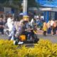 Suasana Car Free Day di Jalan Margonda Depok dengan kerumunan masyarakat dan sepeda listrik berlalu-lalang