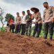 Kapolres Metro Depok Kombes Pol Abdul Waras memimpin kegiatan tanam jagung serentak nasional di Kampung Susukan, Bojonggede