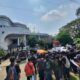 Mahasiswa Jakarta Global University (JGU) menggelar aksi demo tuntut transparansi dana KIP-K di depan kampus GDC Depok