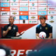 Gary Rowett (kiri), pelatih Oxford United konferensi pers jelang laga perdana Piala Presiden 2025,