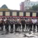 Kapolres Metro Depok memberikan penghargaan kepada anggota Polsek Cimanggis dan tokoh masyarakat atas prestasi dan dedikasi menjaga keamanan