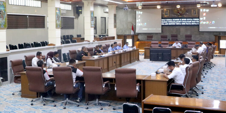 Ketua Komisi II DPRD Cirebon M. Handarujati Kalamullah memimpin rapat kerja bersama stakeholder membahas kasus penggelapan dana di PAM Tirta Giri Nata.