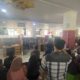 Warga lanjut usia tengah menunggu giliran pelayanan adminduk di Kecamatan Pangenan, tampak kesulitan memahami prosedur berbasis aplikasi.