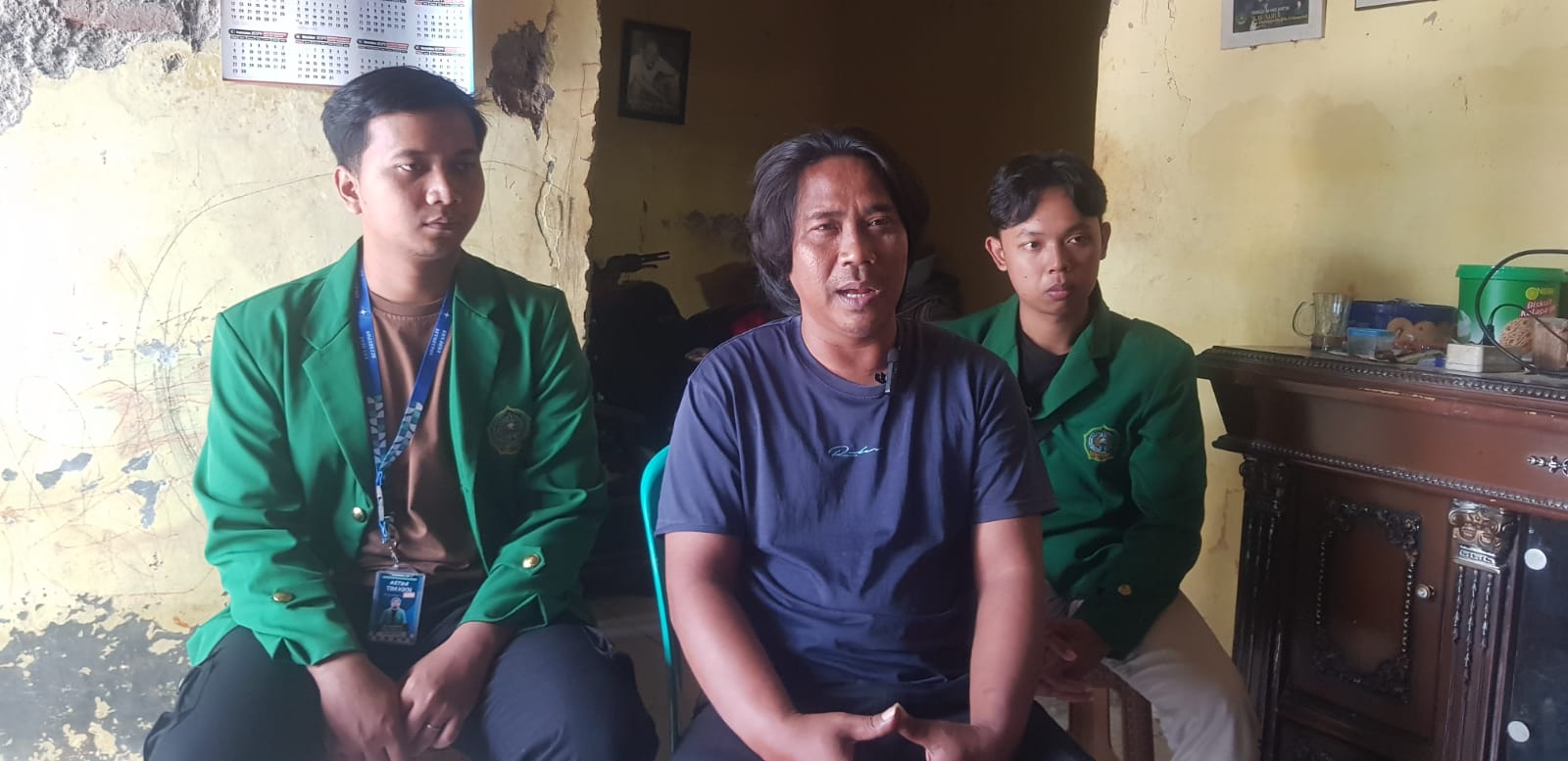 Warga Translok Seuseupan berkumpul menuntut sertifikat tanah dan perhatian pemerintah di Desa Seuseupan, Karangwareng, Cirebon.