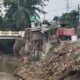 Bangunan liar di Jalan Raya Krukut-Grogol yang berdiri di atas turap, sangat membahayakan warga dan pengendara.