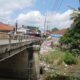 Tumpukan sampah plastik dan limbah rumah tangga di bawah Jembatan Pamengkang, Kecamatan Mundu, Kabupaten Cirebon.