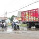 Kondisi jalan rusak di ruas Gebang-Pabuaran Kabupaten Cirebon dipenuhi lubang dan genangan air