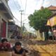 Warga Desa Japura Kidul mandi lumpur di tengah jalan rusak sebagai bentuk protes kepada Pemerintah Kabupaten Cirebon.