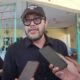 Wakil Ketua DPRD Jabar Ono Surono saat meninjau jalan rusak Gebang–Pabuaran, Cirebon, di tengah kontroversi jadwal proyek yang tertunda.