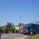 Truk tronton tersangkut di bawah terowongan rel kereta api