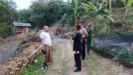 Ustadz Ujang Busthomi berdiri di atas jalan akses pertanian yang sedang dibangun bersama warga Desa Sinarrancang, Cirebon.