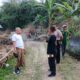 Ustadz Ujang Busthomi berdiri di atas jalan akses pertanian yang sedang dibangun bersama warga Desa Sinarrancang, Cirebon.