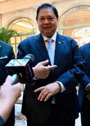 Menteri Koordinator Bidang Perekonomian, Airlangga Hartarto (kanan), selepas menandatangani Indonesia-European Union Comprehensive Economic Partnership Agreement (IEU-CEPA)