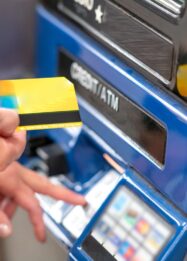 Ilustrasi layar komputer menampilkan blokir rekening bank oleh PPATK dengan simbol peringatan keamanan finansial